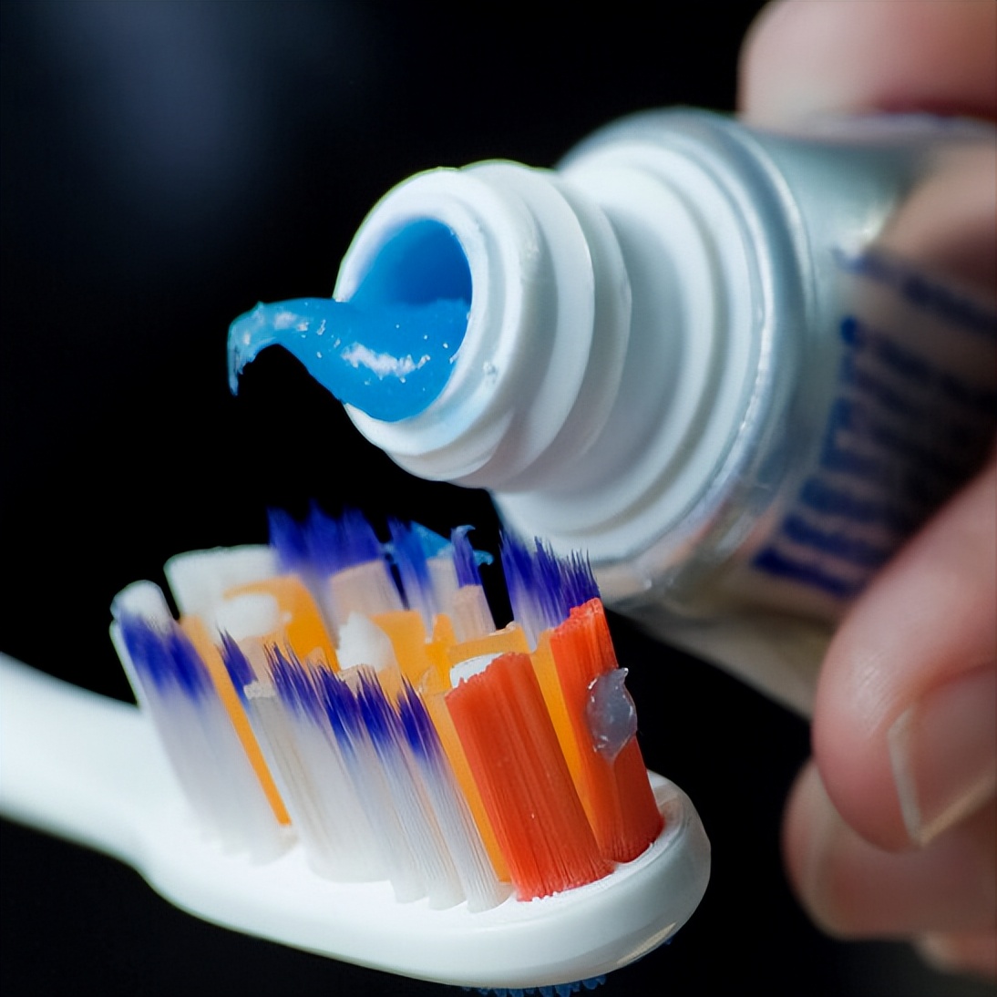 鞋子上的污渍总洗不掉?学会了这3招,从此不去洗鞋店花冤枉钱