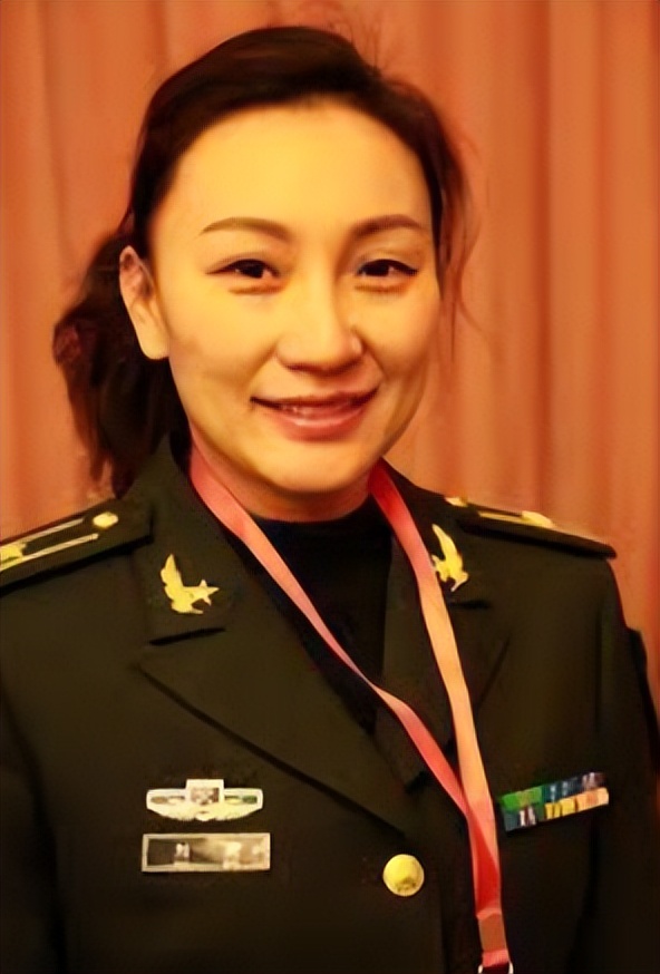毛主席唯一的孙媳妇，誉为军中一枝花，曾在青藏高原当兵