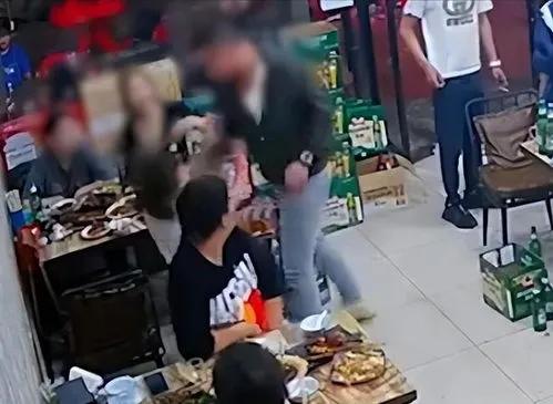 公安部回应唐山烧烤店打人事件,目击者说唐山烧烤店打人事件
