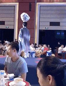 “老婆出差在宾馆给我发照片，桌子上那个是胶水吗？”哈哈哈哈