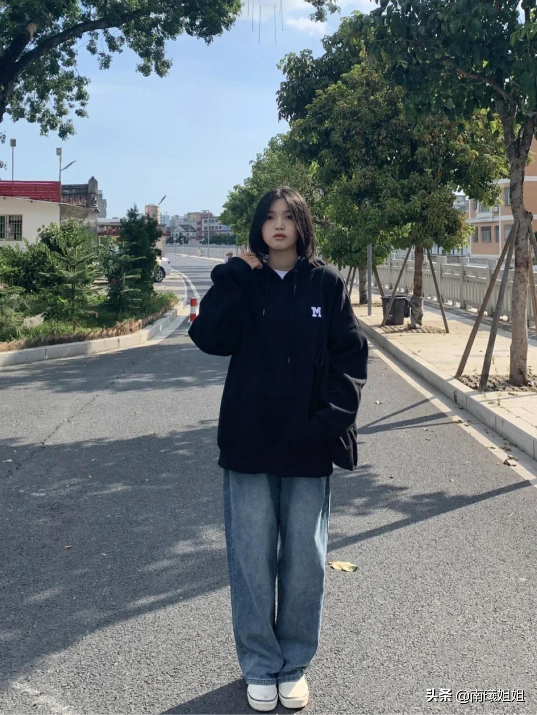 2019年穿卫衣最好看的5种搭配,又到了卫衣配鲨鱼裤的季节了