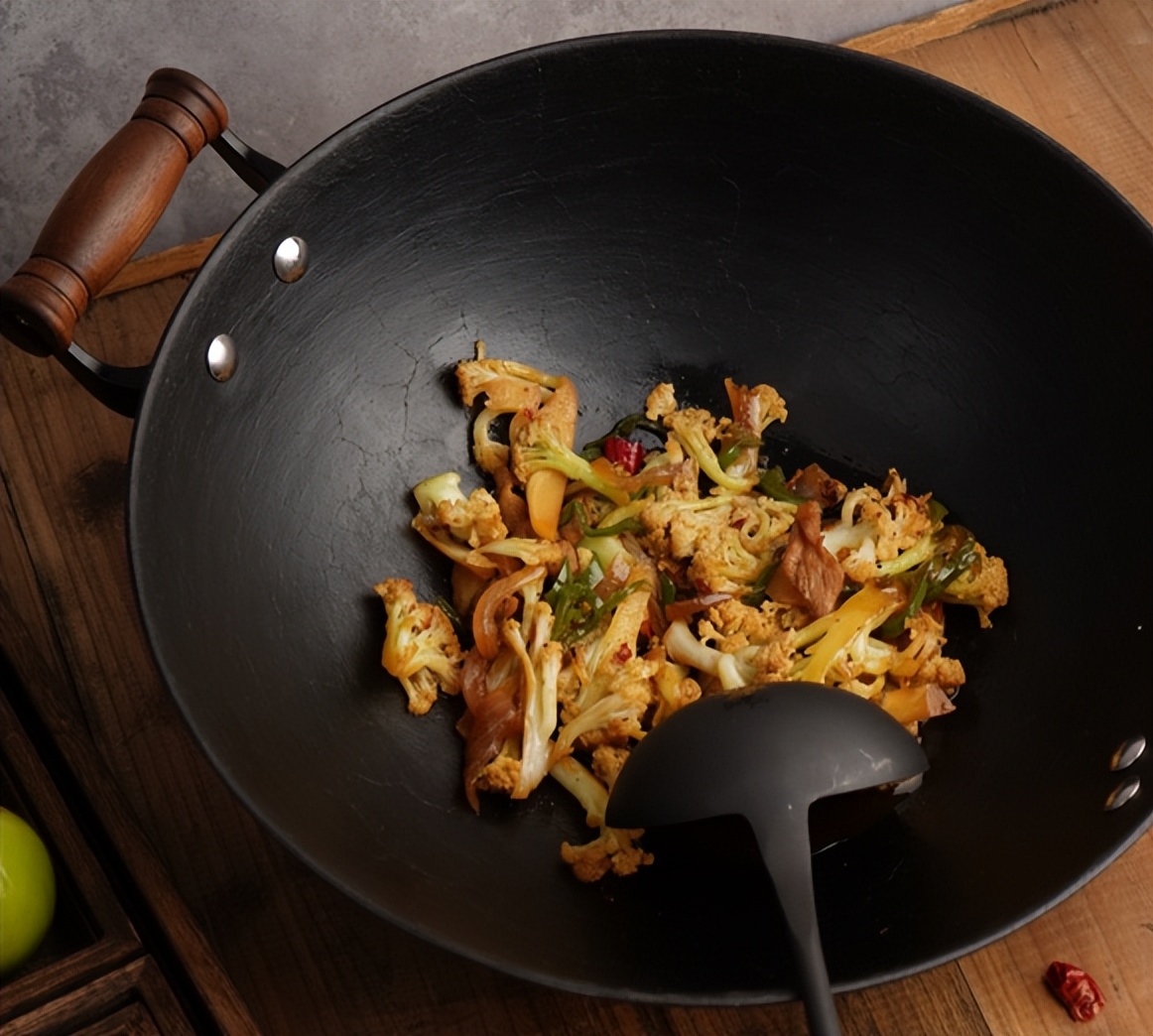 铁锅炒菜冒火不好吗,铁锅炒菜有油烟吗