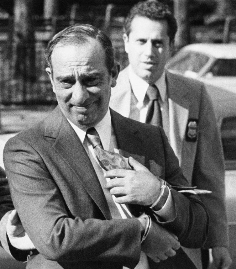 纽约富家女：14岁被逼阅成人片，参加真人派对，如今开始拍纪录片