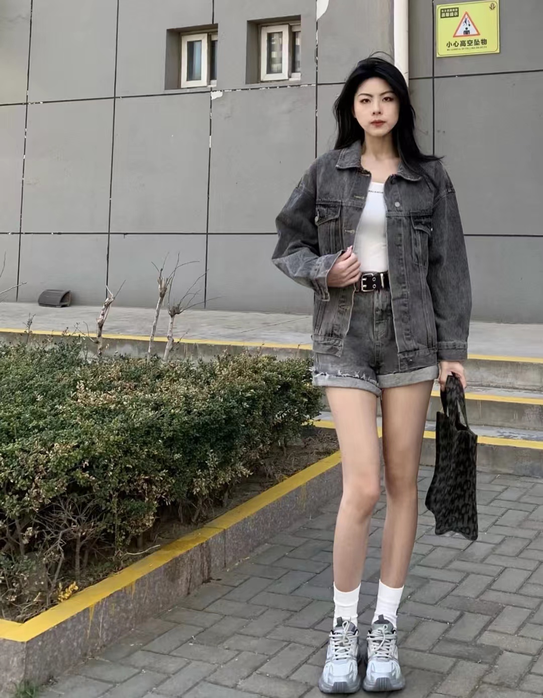 牛仔外套怎么穿搭才好看,牛仔外套的穿搭技巧和方法