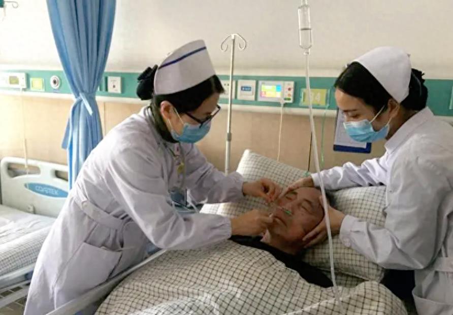 临终脱水、疼到痉挛，却被妻子强制插胃管，45岁丈夫呕出浓黑血液