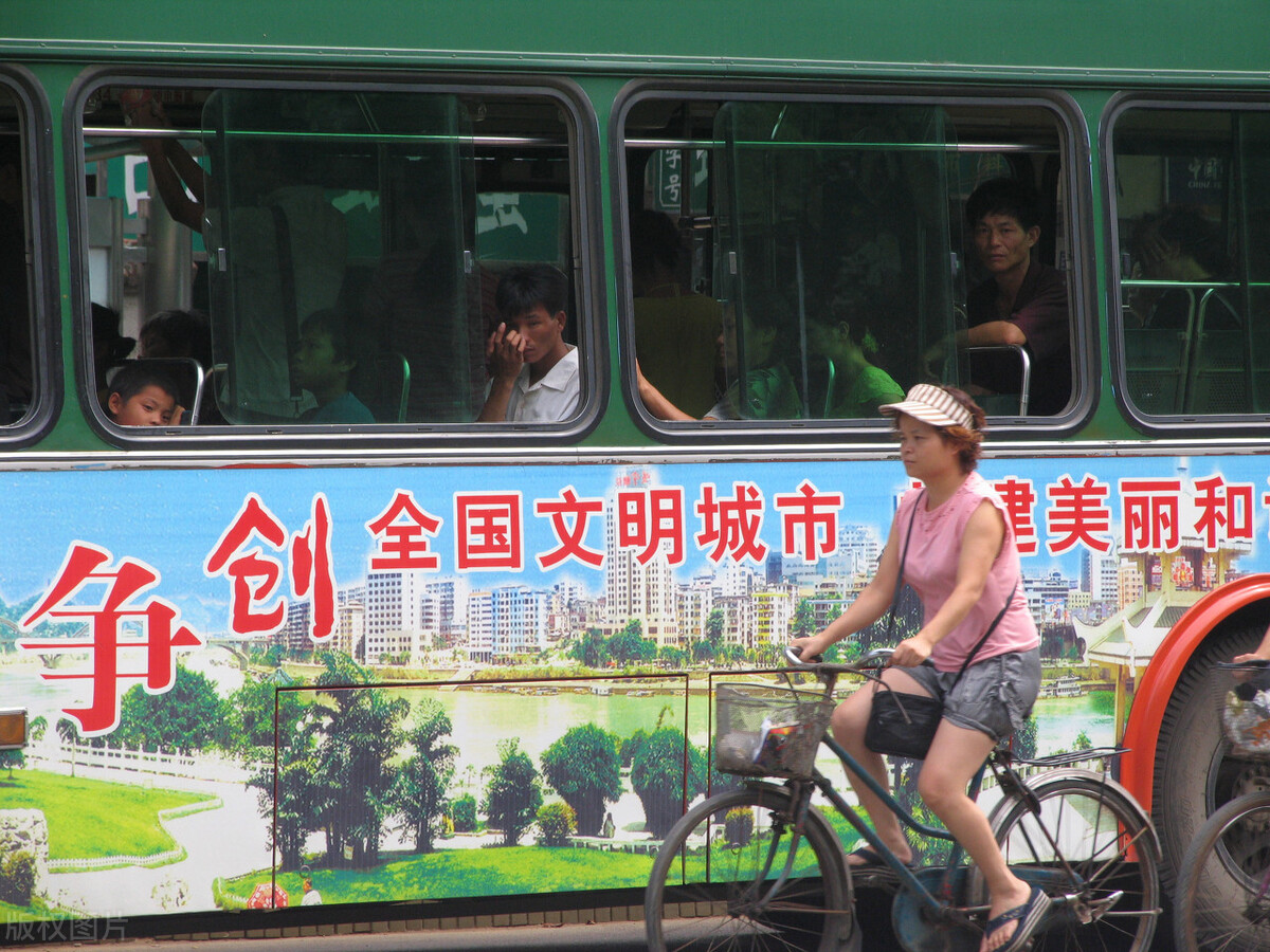 都说城管工作方法简单粗暴，看看这几位城管，都干了些啥？