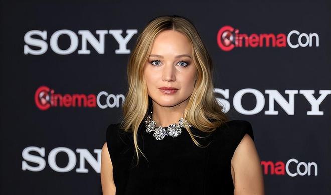 火爆女星惊人大胆演出,狂野激情打斗引爆全场