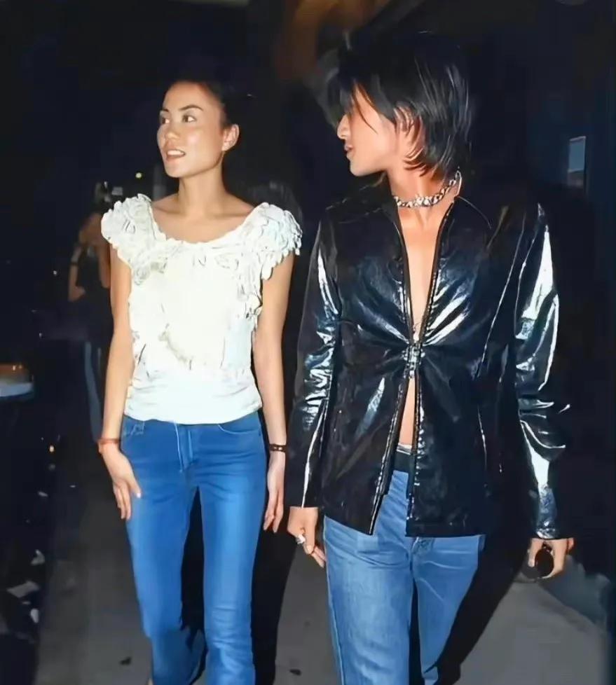 王菲现身谢霆锋秀恩爱,谢霆锋王菲现身机场手牵手