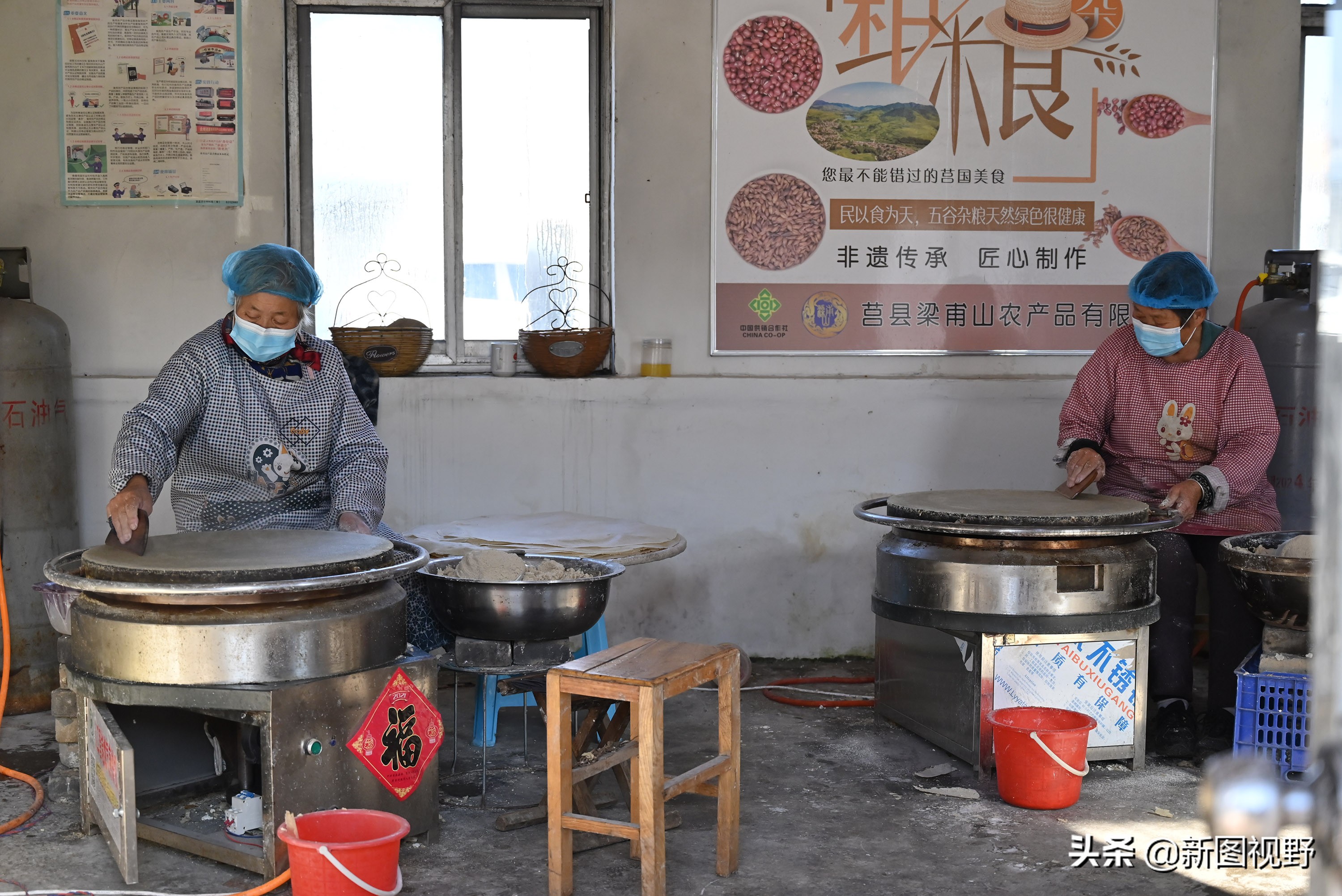 山东农村大妈手工摊煎饼视频,纯手工农村煎饼大姐