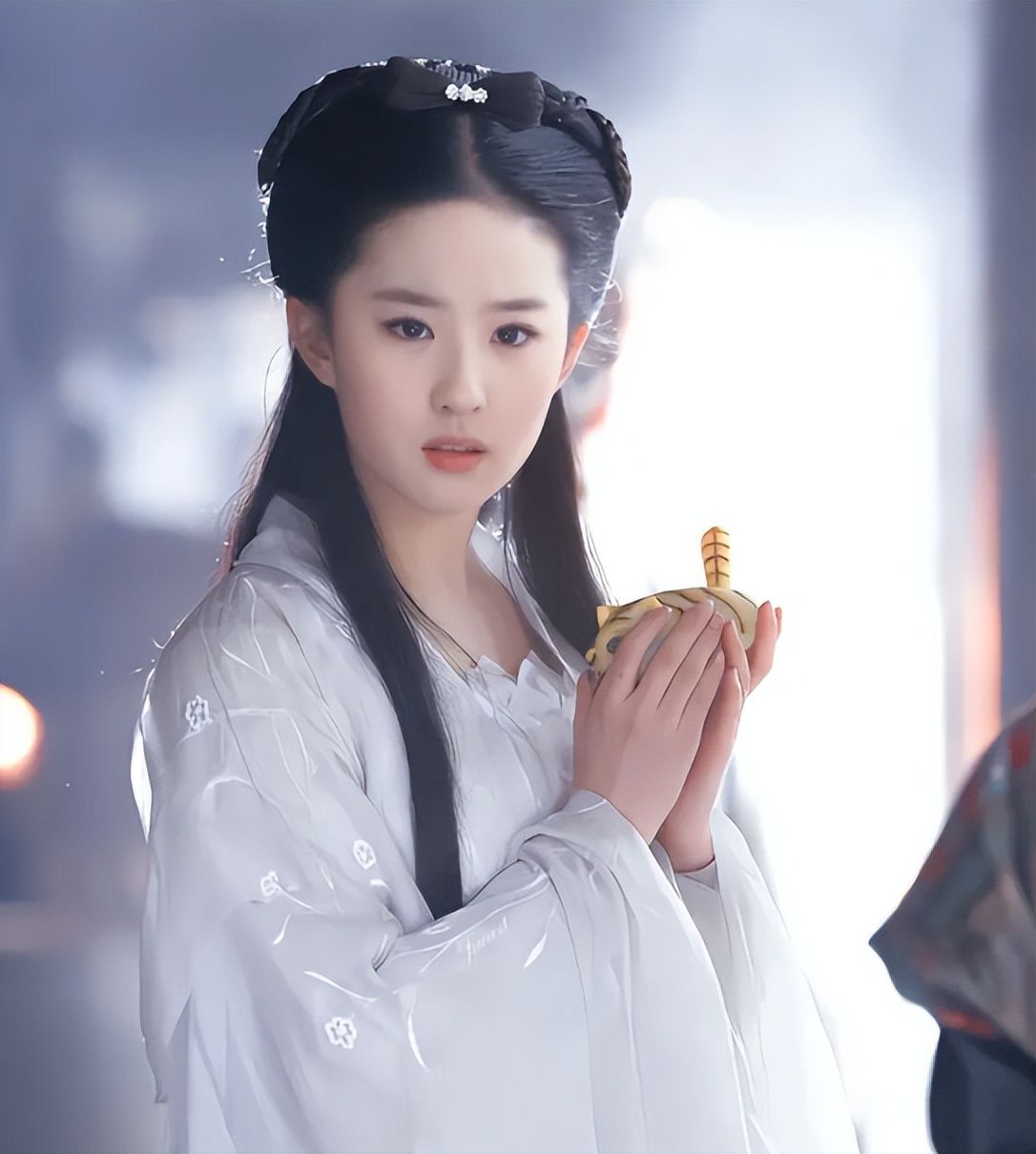 强吻、摸胸、扯裙子，这些男星到底是真投入，还是想揩油？