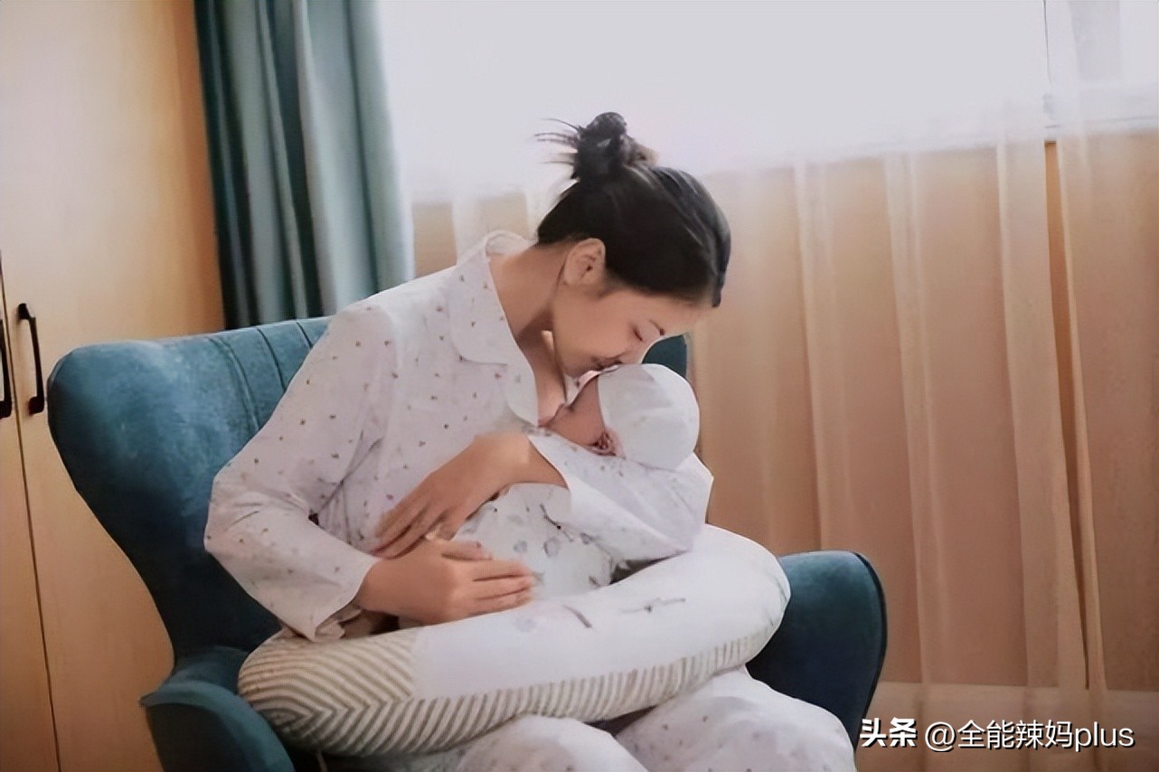 宝宝吃完母乳吐了还要继续喂吗,宝宝吃完母乳吐出来的白渣