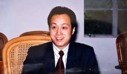 罗京年轻时巅峰帅照,罗京照片