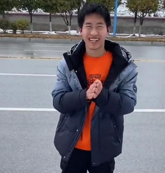 孙卓摘口罩,孙卓为啥戴口罩