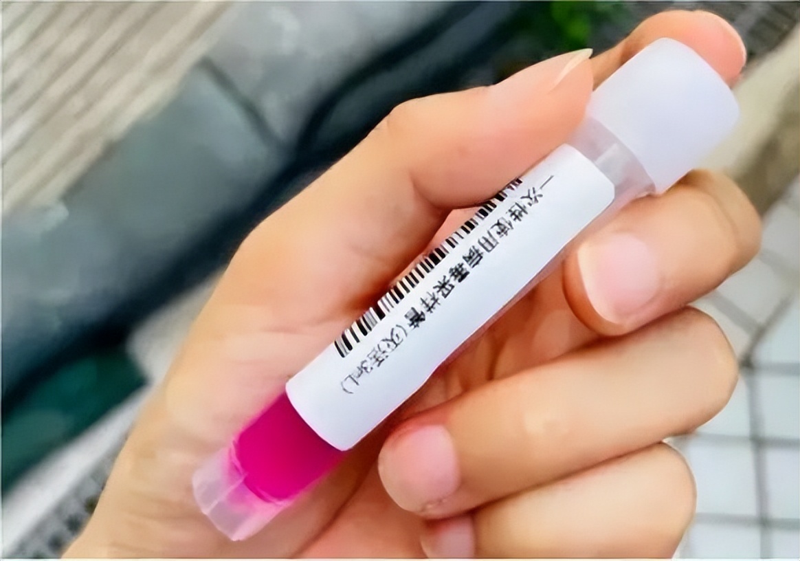 戳舌头、刮牙齿、捅喉咙，哪个才是正确的核酸采样方法？不小心碰到核酸管里的红色液体，有影响吗？