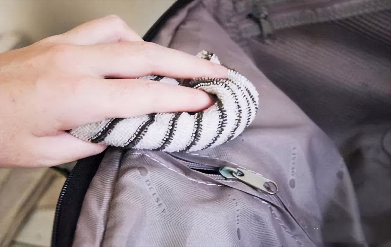 羽绒服洗了变薄怎么办视频,羽绒服洗干净后怎么弄蓬松