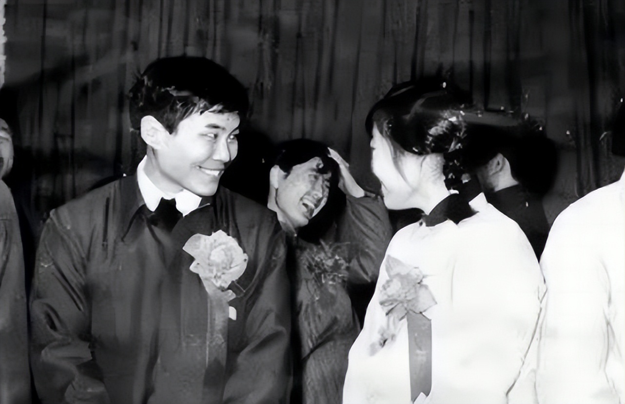 老公娶保姆，独女自杀，坐牢18年出狱后扫厕所，80岁赚千万翻身