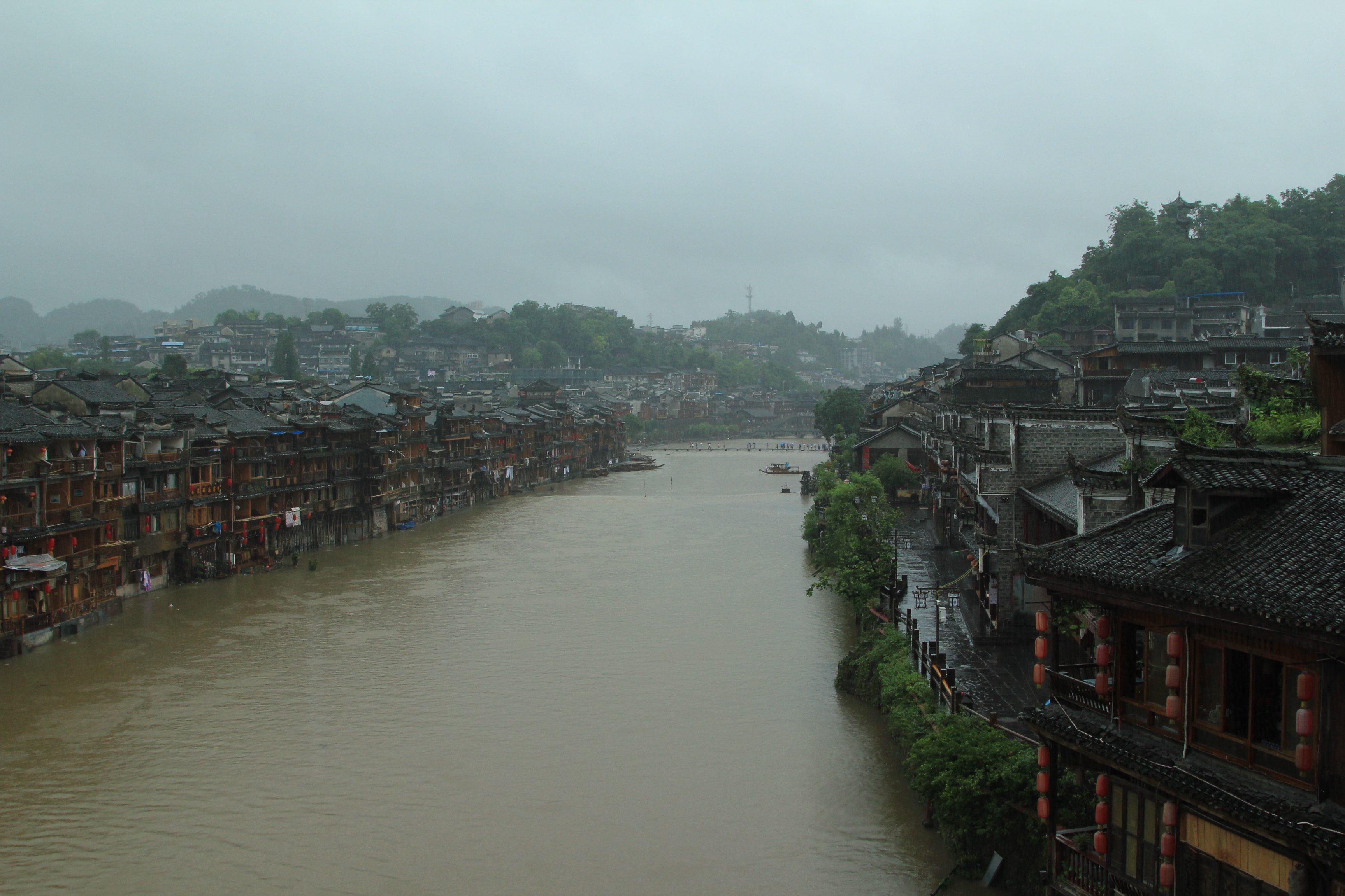 边城和凤凰古城哪个好玩,中国最美古城凤凰古城视频