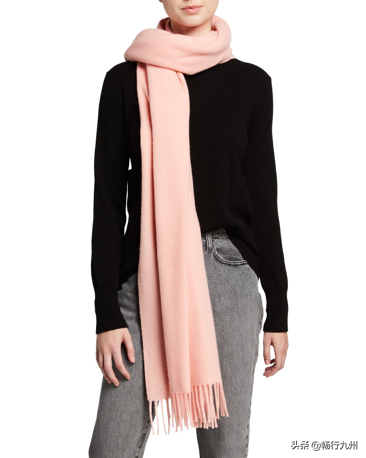 秋冬流行的大牌围巾,必备的三款颜色围巾