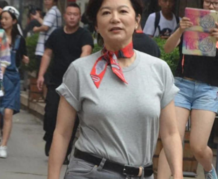 “内衣门”68岁的林青霞疑不穿内衣遭群嘲，对女神奶奶太苛刻了！