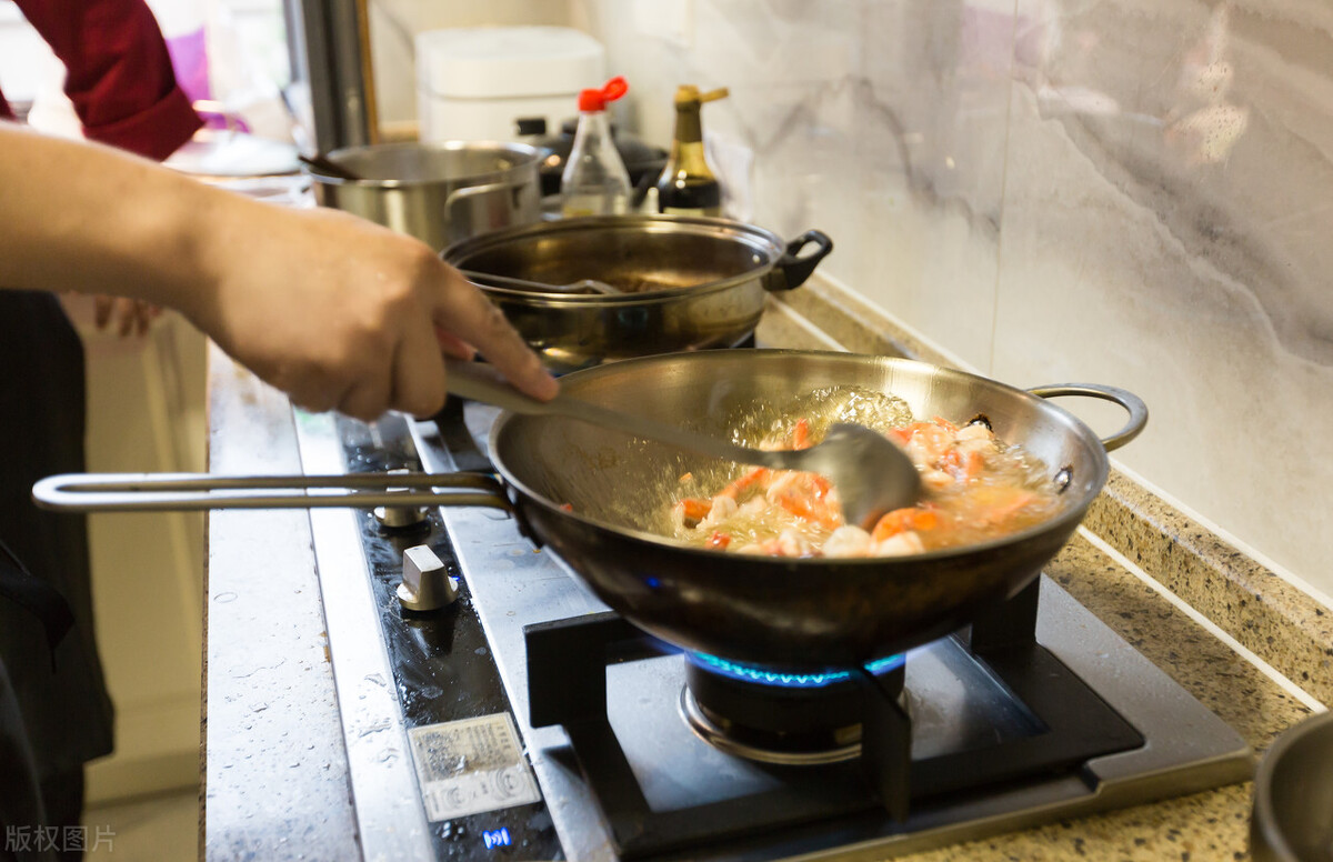 铁锅炒菜冒火不好吗,铁锅炒菜有油烟吗