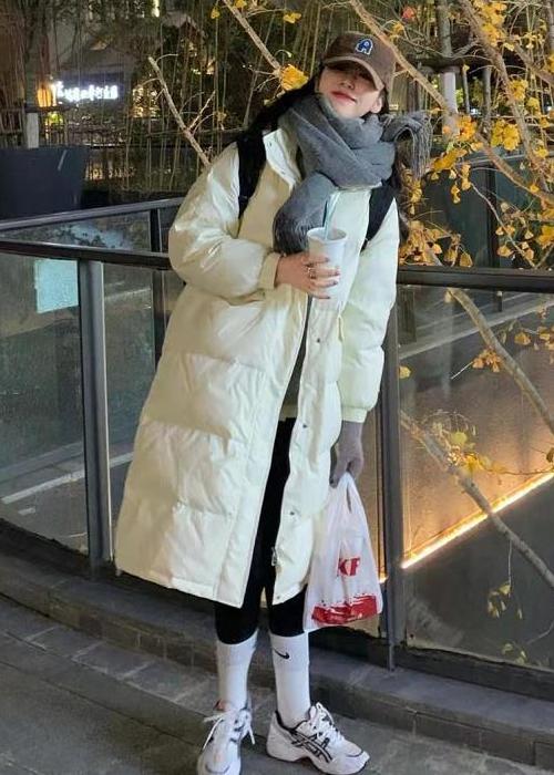 长款羽绒服鲨鱼裤老爹鞋,宽松羽绒服搭配鲨鱼裤老爹鞋