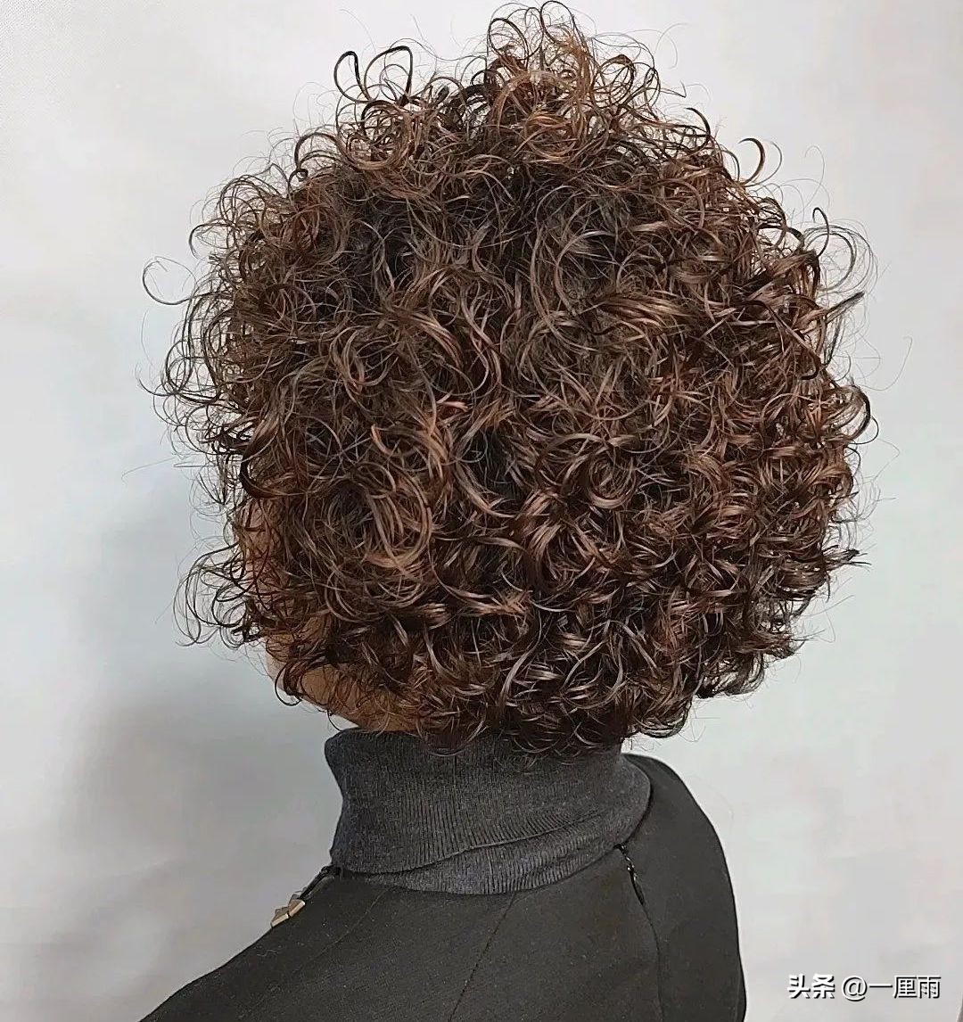 38岁最流行的发型减龄显脸小,30-40岁洋气超长烫卷发型