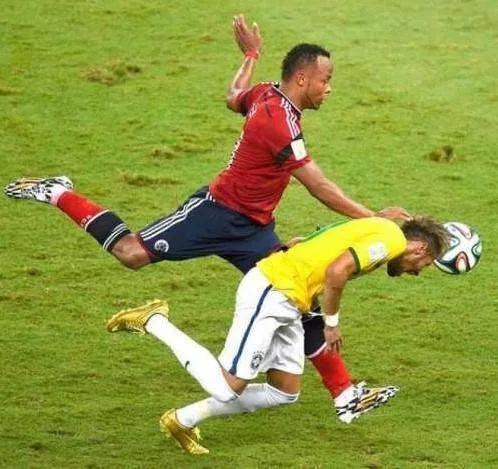 世界杯历史上有哪些假摔,足球世界杯恶意假摔