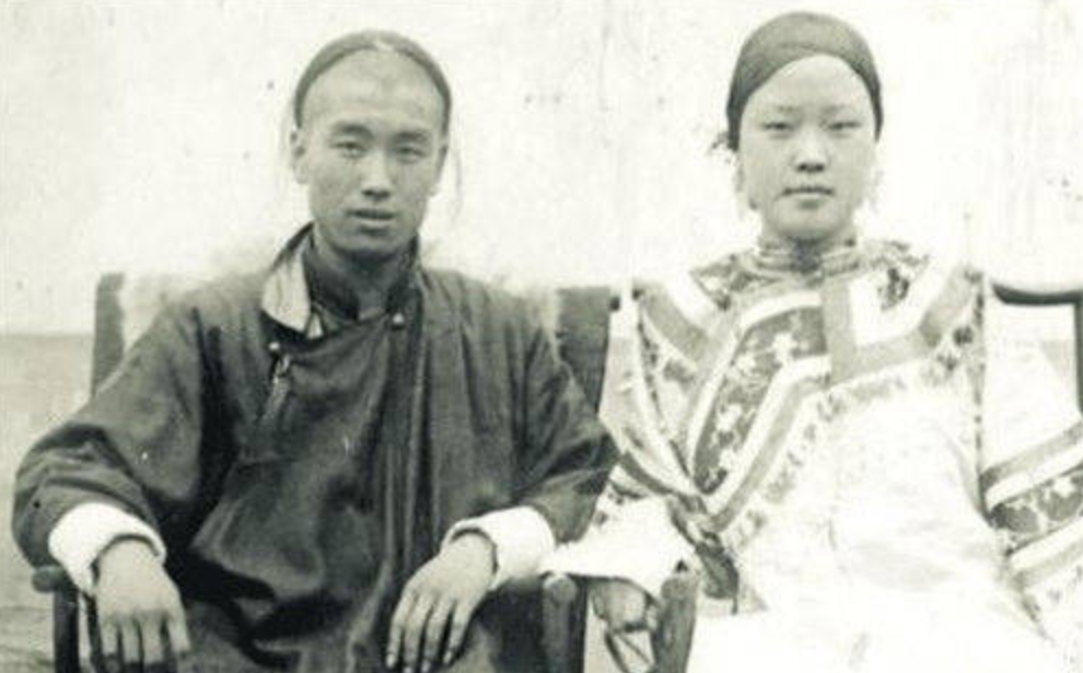 少爷洗脚,少爷给丫鬟洗脚