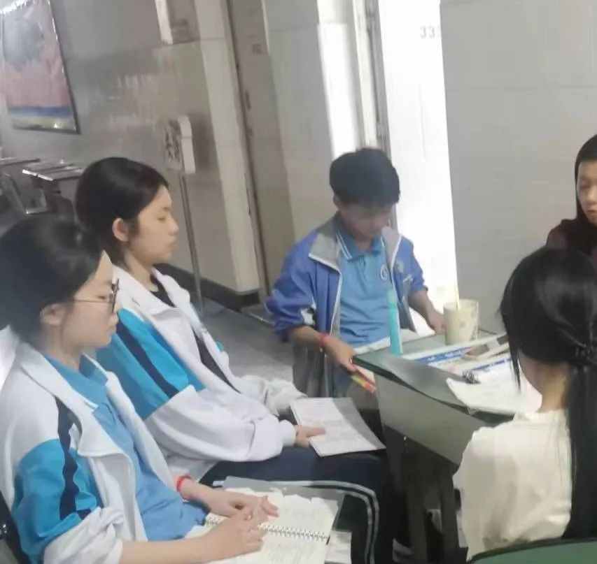 用“VR”视野，探校,五！师大实外英语老师“神了”，押中作文题