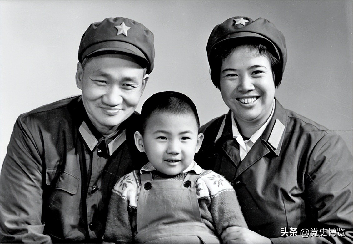 *新宇毛**:爷爷生前经常告诫我父母“要夹着尾巴做人”