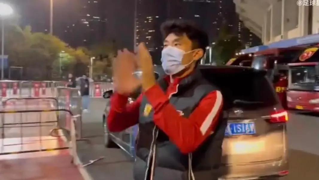 感动！郑智无愧是广州恒大的支柱，赛后一举动感动球迷