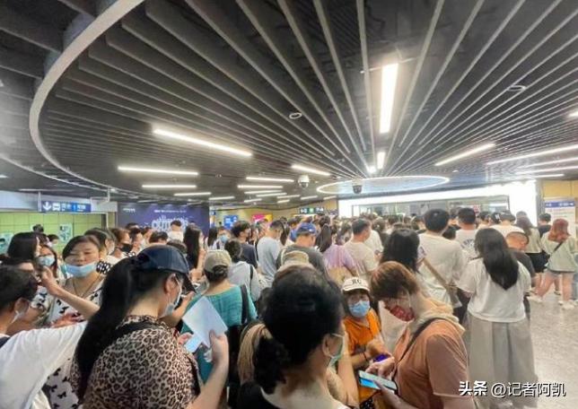 南京凌晨排队买茶颜悦色,深夜排队买奶茶