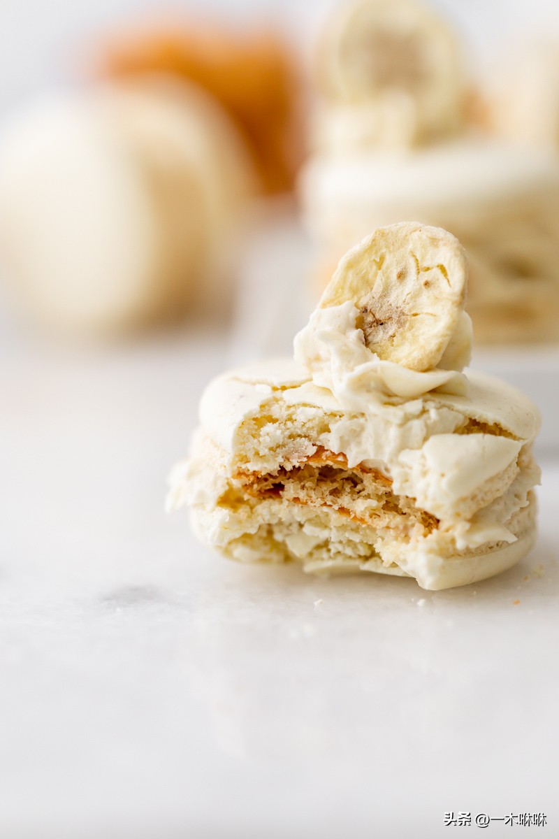 香蕉布丁风味法式马卡龙、香蕉布丁糖霜、尼拉威化饼和冻干香蕉