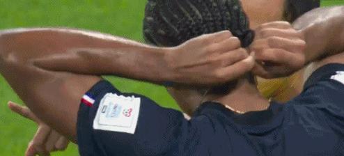 足球赛场上禁止戴项链,足球比赛为什么不能戴项链