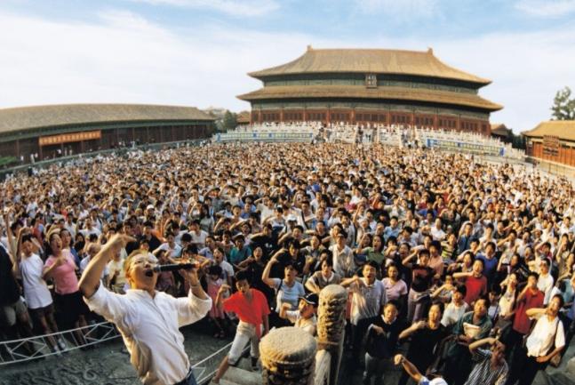 10年前,那个曾教3亿人疯狂英语,被曝家暴丑闻的李阳,如今怎样了