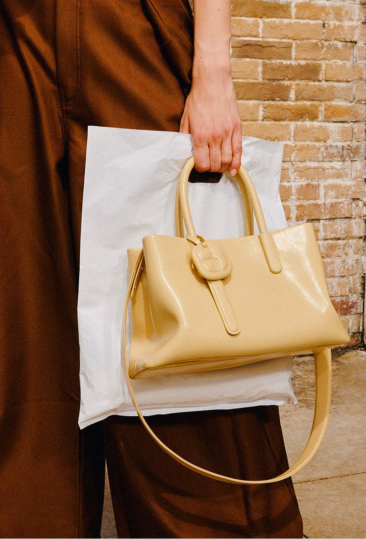 适合40岁女人背的包包品牌排行榜,40岁女人背什么款式的包包洋气