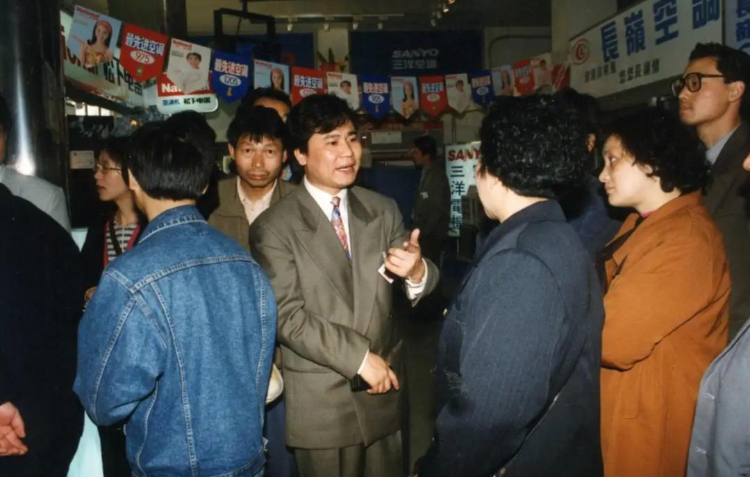 躲过了黄光裕，扛住了刘强东，张近东也不明白苏宁究竟败在哪？