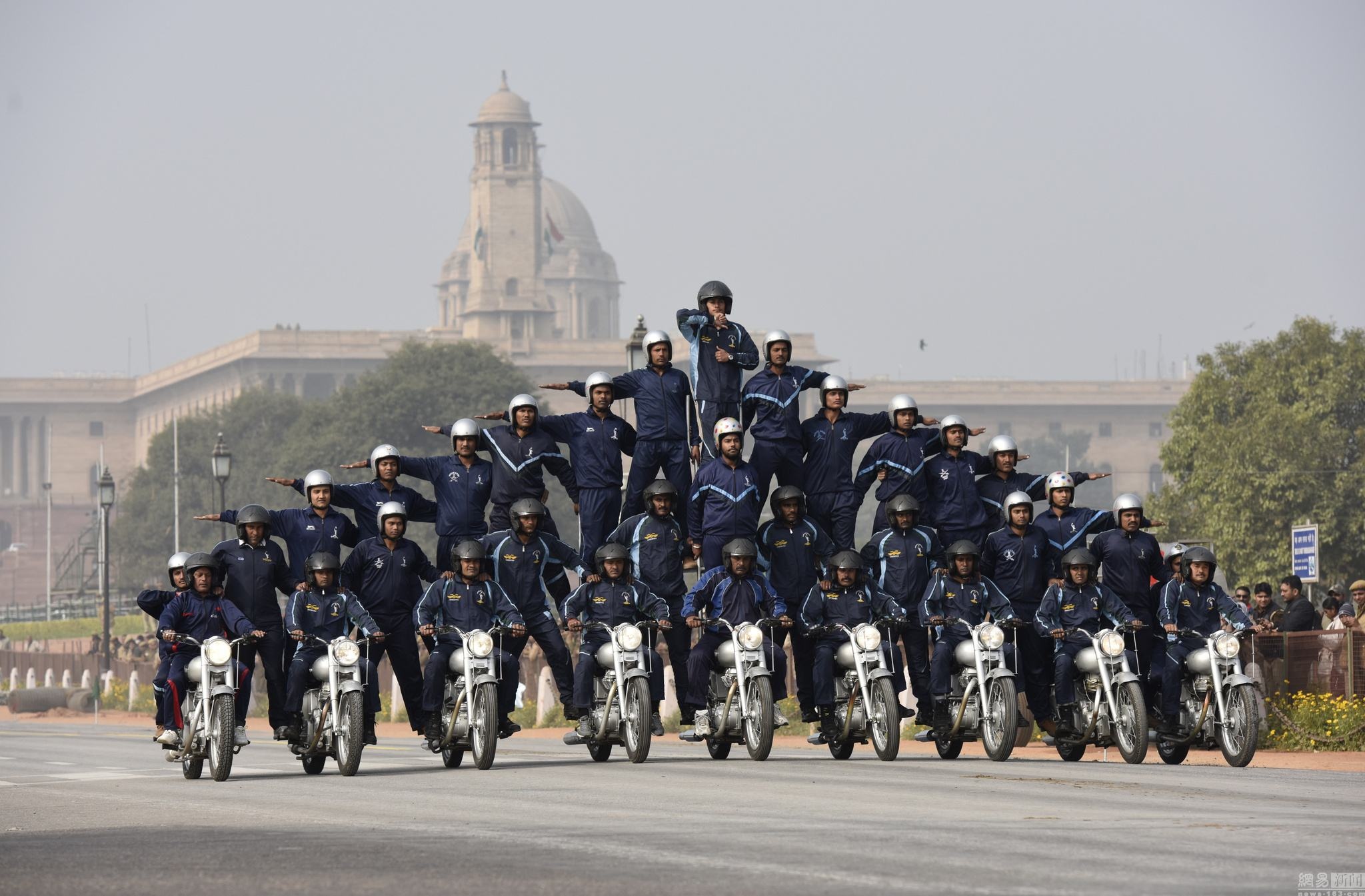 印度阅兵为什么要表演摩托车载人,印度国庆阅兵摩托车