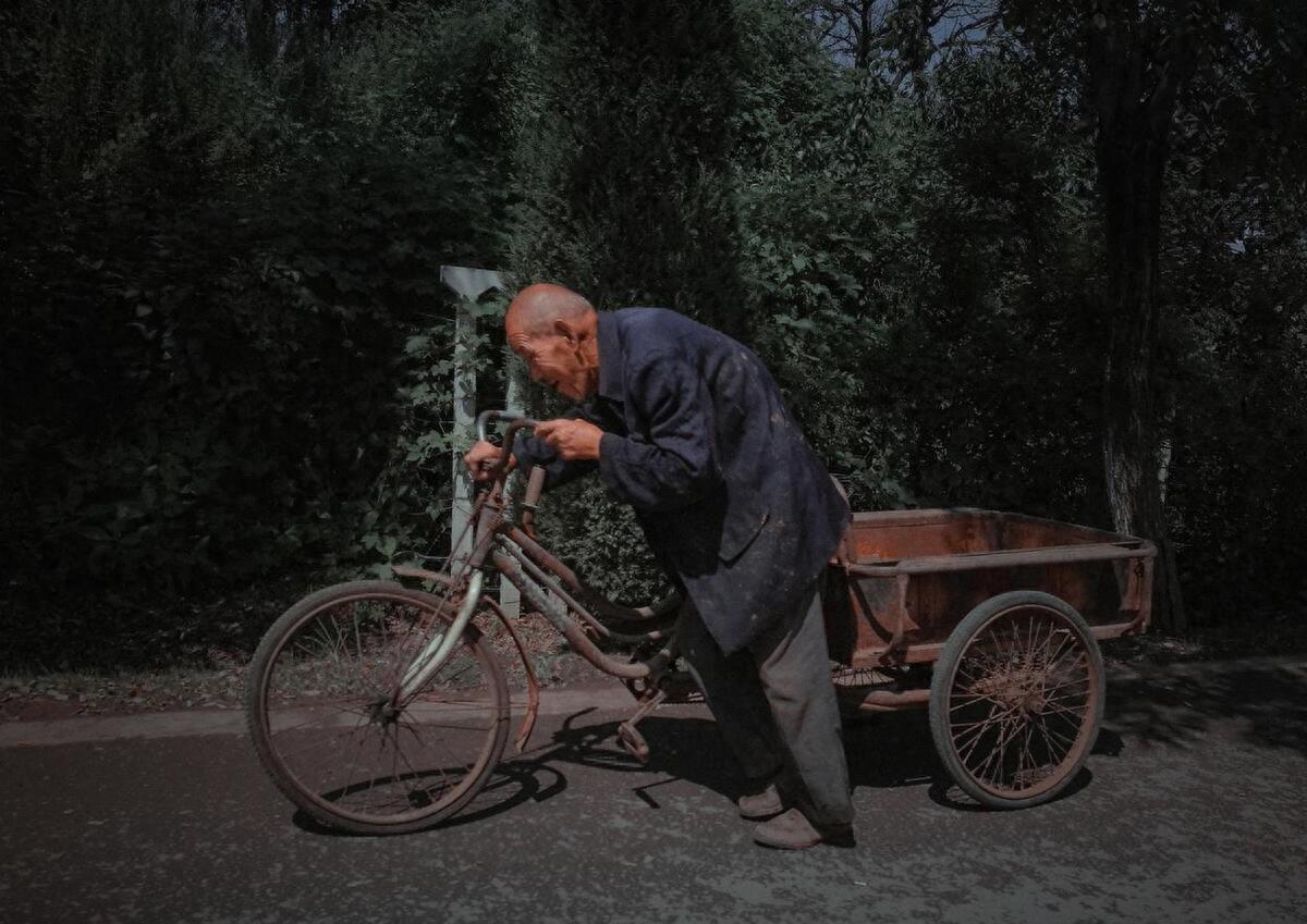 我27岁刚结婚老公不在家,半夜农村公公进到我的房间,帮了我一把