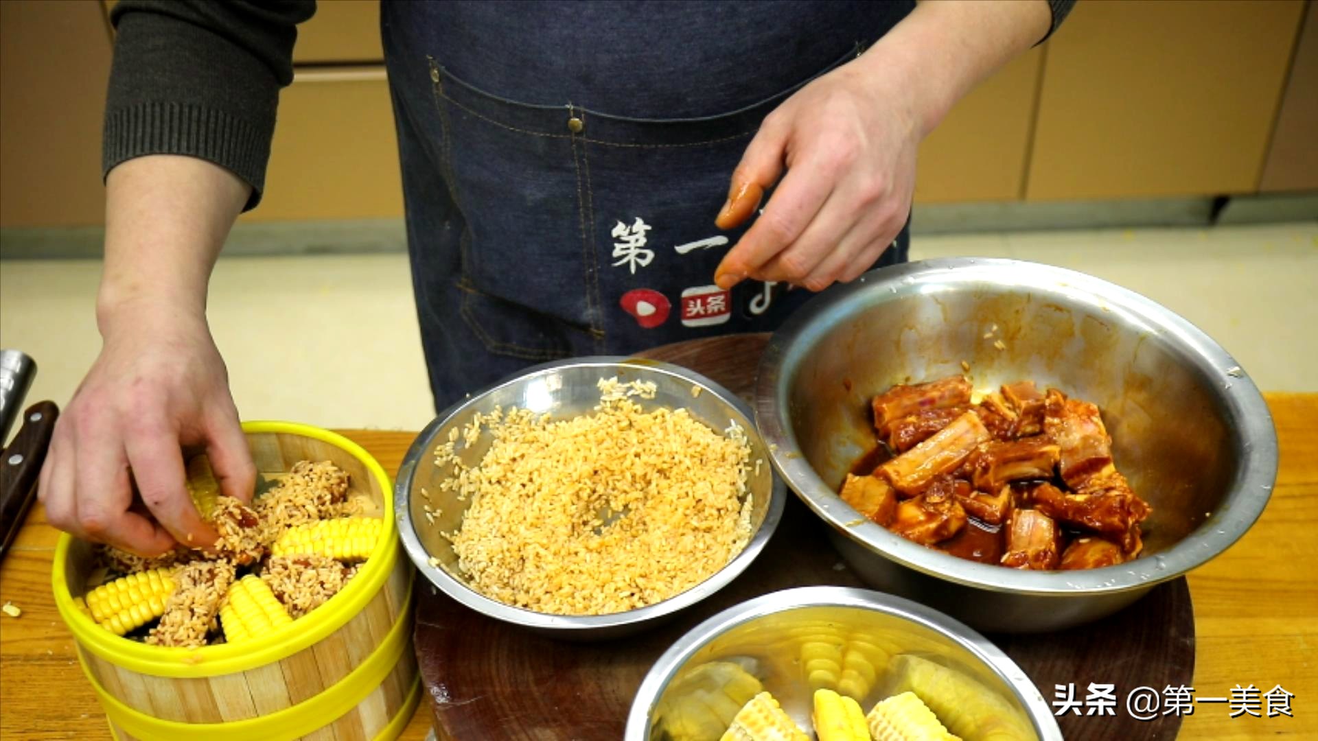 排骨直接焯水,难怪又腥又柴!记住3步,软烂可口,香到骨头里