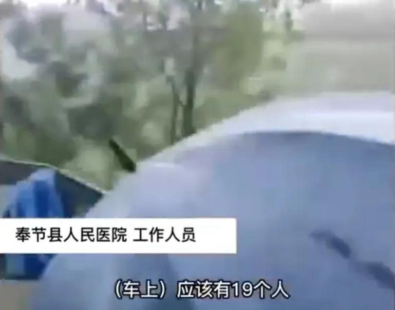 重庆客车遭落石砸中致6死,重庆大巴被落石砸中司机受伤没