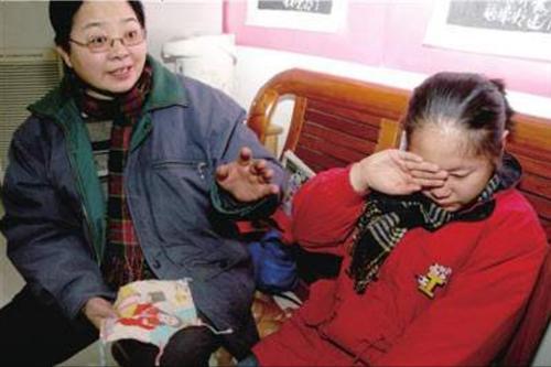 亲生母亲抛弃女儿20年后上门认亲,24年后亲生父母来认亲