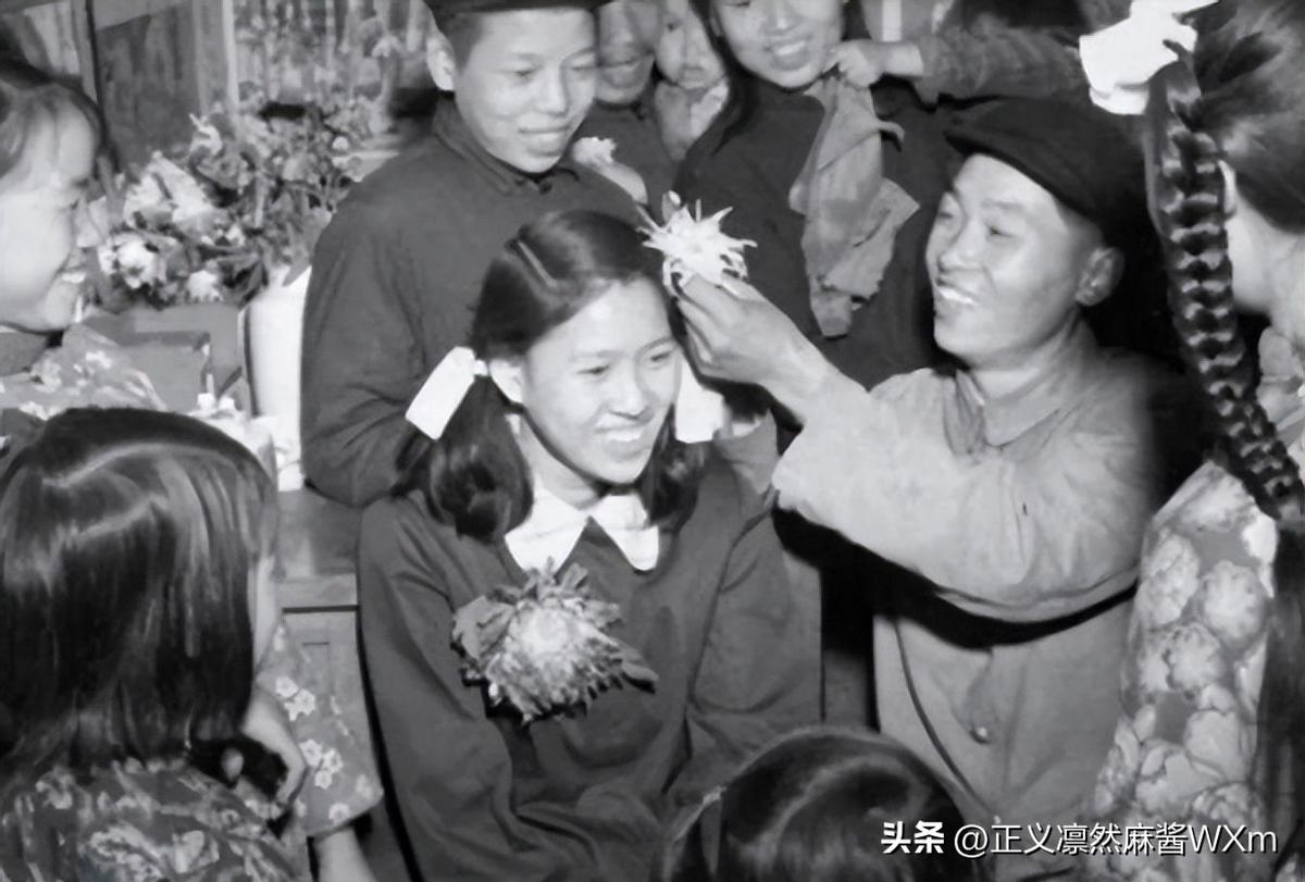 30张老照片再现！变态的纳粹，逼犹太人女人脱衣，集体*杀屠**