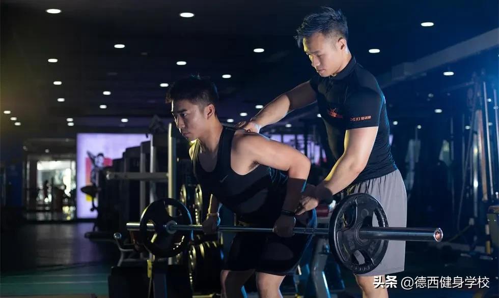 健身5年，他从“骨瘦如柴”到肌肉型男，身材事业双丰收