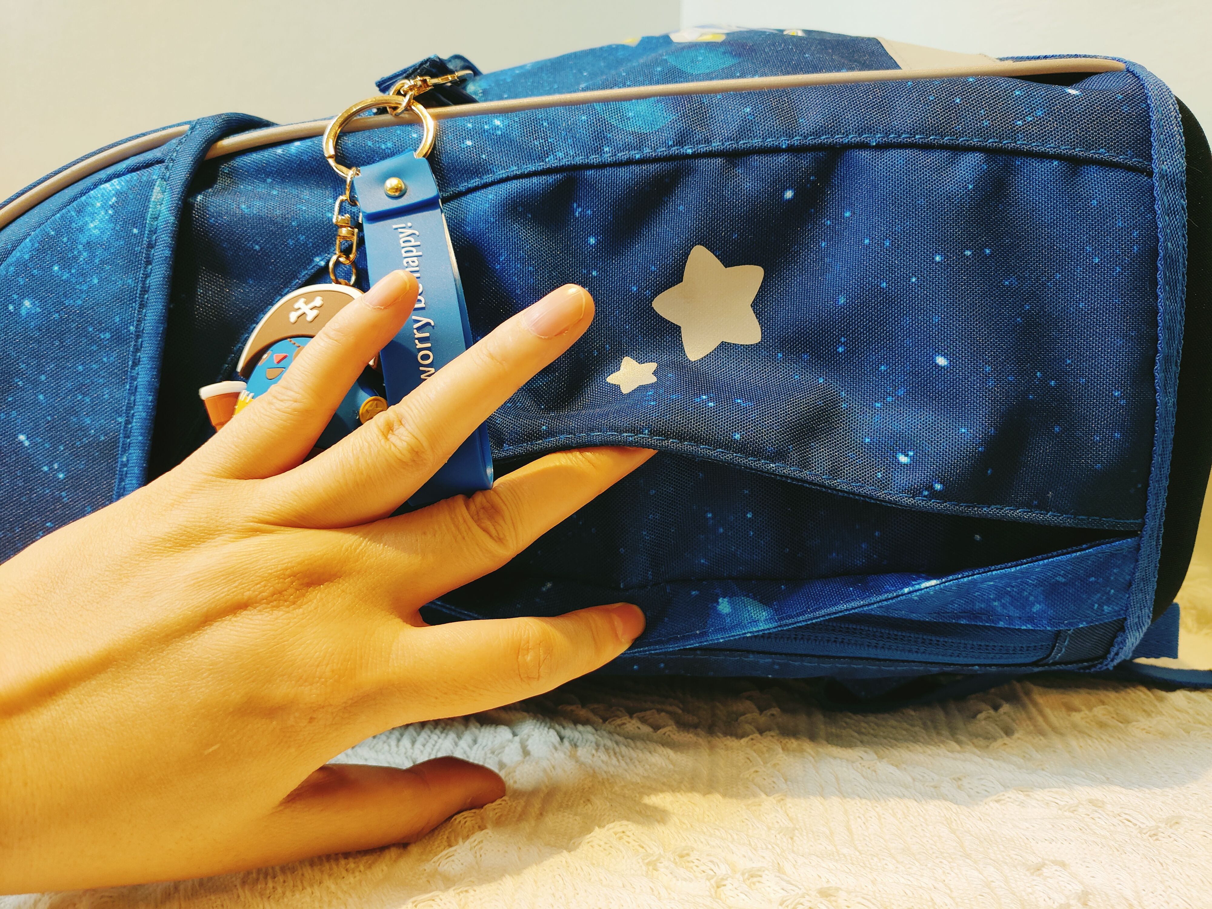 既轻便又实用的小学生书包,学生单肩书包推荐简单