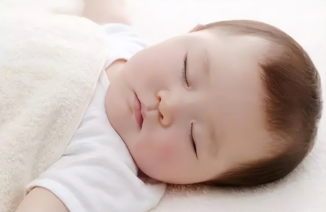 孩子睡枕头高会驼背吗,孩子睡大人枕头后果