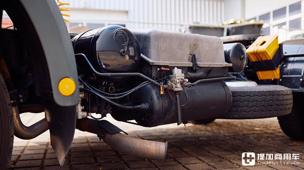车龄32年性能如新，带你看德国卡车收藏家的爱车：奔驰MK1222S