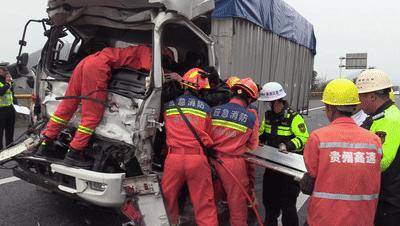 g25长深高速因大雾发生两货车追尾,高速两辆货车追尾乘客死亡