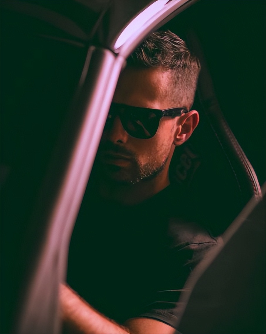 美国单身辣妈网恋假帅哥被威胁p裸照！逃脱后遇照片真人甜蜜热恋