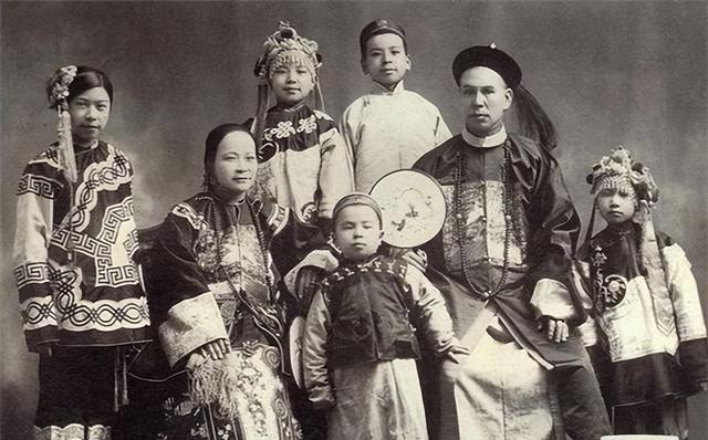 清灭亡后的贵族去哪里了,大清灭亡后皇族落魄了吗